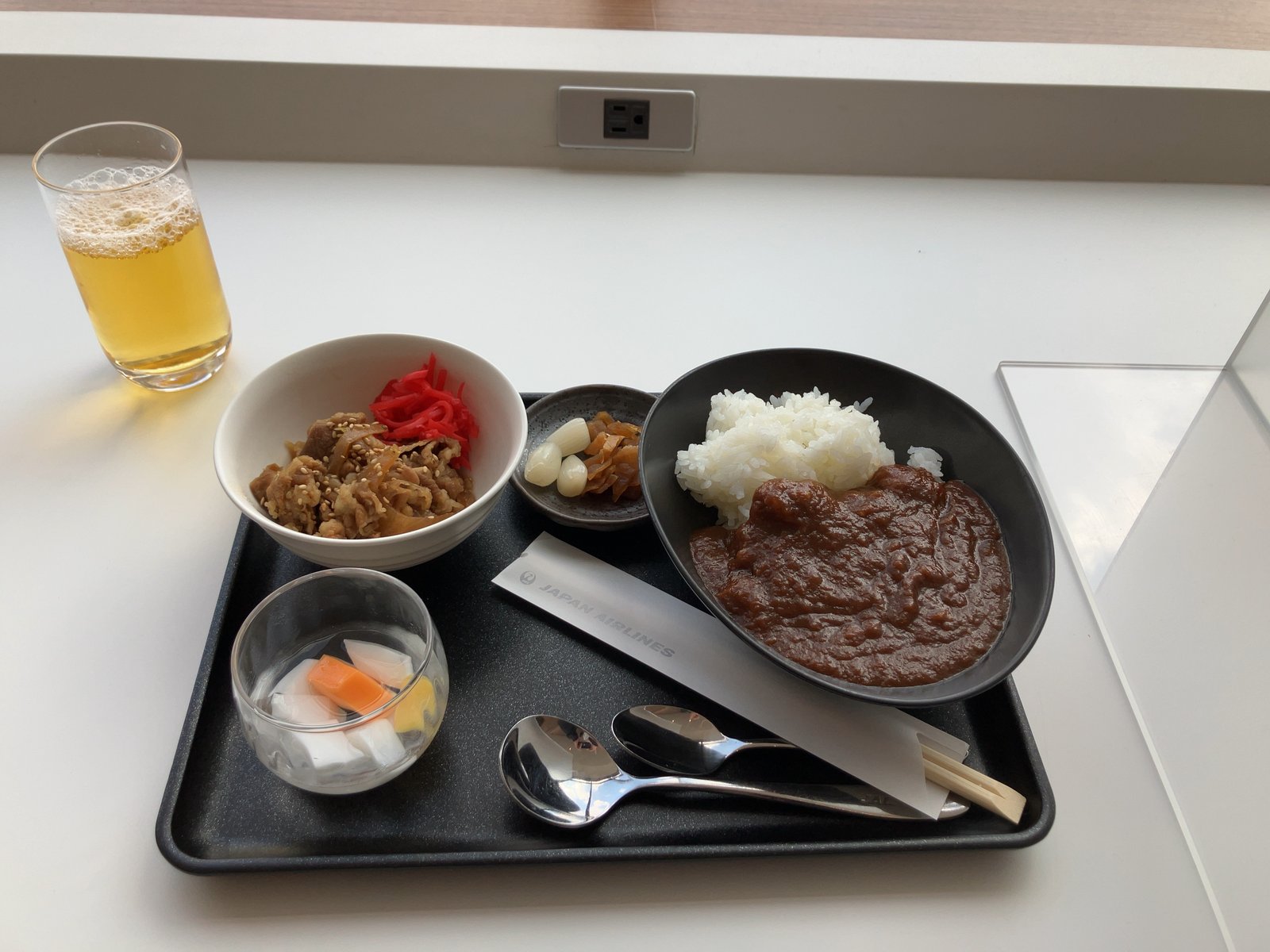 JALラウンジのカレーと牛丼